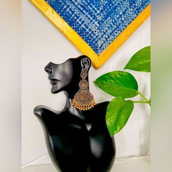 19. Gold plated Dangler Earrings - Picture 3 of 4